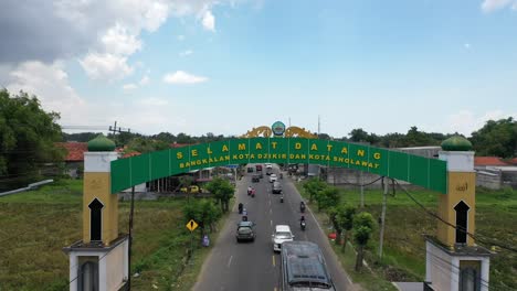 Vista-Aérea-Del-Monumento-De-Bienvenida-A-La-Ciudad-De-Bangkalan,-Madura,-Java-Oriental.