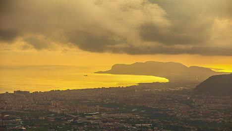 Toma-De-Lapso-De-Tiempo-De-Nubes-Voladoras-Sobre-La-Ciudad-De-Palermo-Durante-El-Atardecer-En-Sicilia