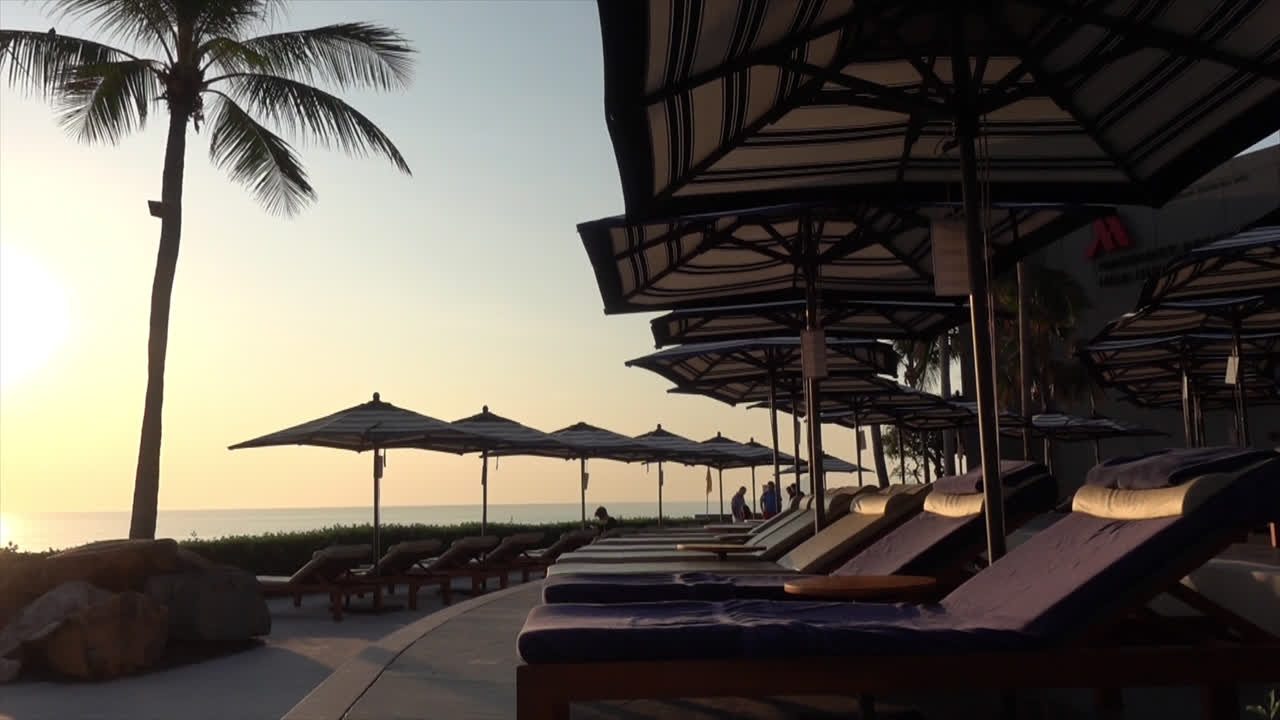 кровать бассейн с зонтиком вокруг бассейна в отеле курорт для отдыха концепция