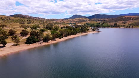 Ruhige-Ufer-Des-Lake-Jindabyne-In-Der-Nähe-Der-Schneebedeckten-Berge-Im-Südosten-Von-New-South-Wales,-Australien