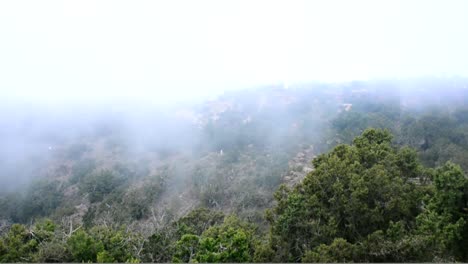 Timelapse-De-La-Niebla-De-Las-Nubes-Con-Montañas-Verdes-Y-árboles