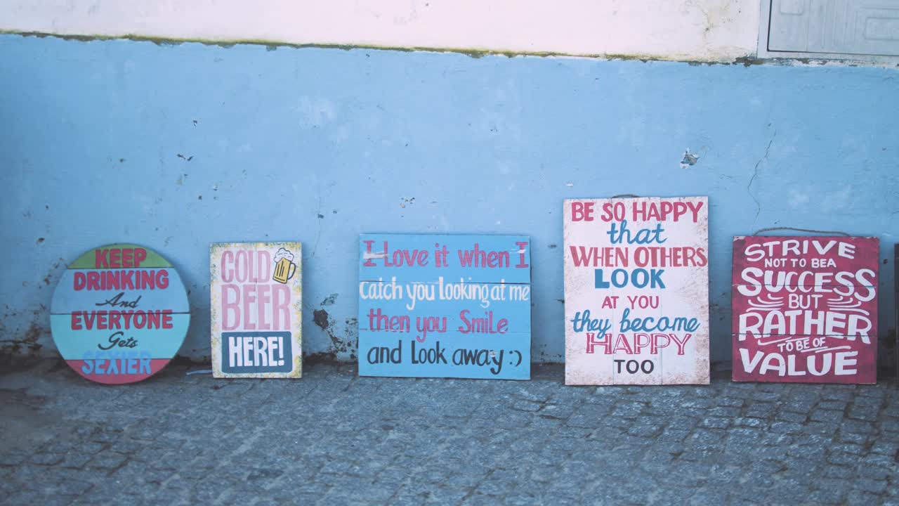 애정과 동기 부여의 용어가 있는 표지판이 벽에 붙어 있습니다.