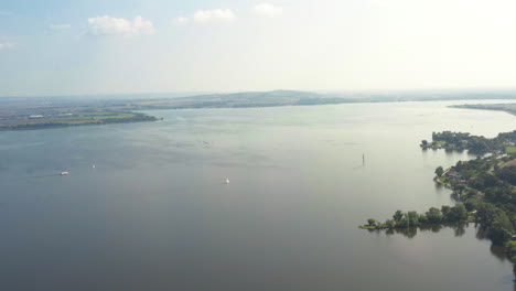 Toma-Panorámica-Con-Drones-Del-Embalse-De-Věstonice-En-El-Sur-De-Moravia,-Chequia