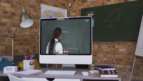 vrouwelijke lerares van twee rassen die tijdens een videogesprek op het computerscherm wordt weergegeven