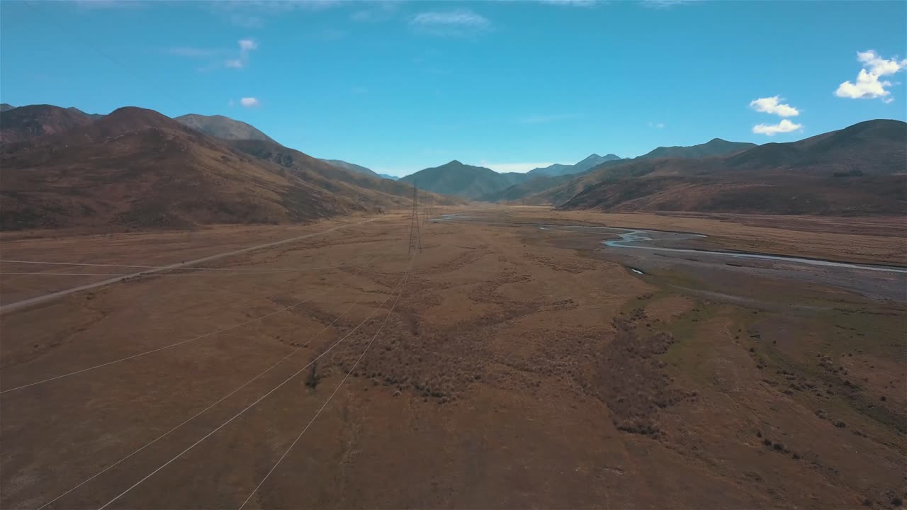 drone volando junto a las líneas eléctricas junto al río clarence nueva zelanda