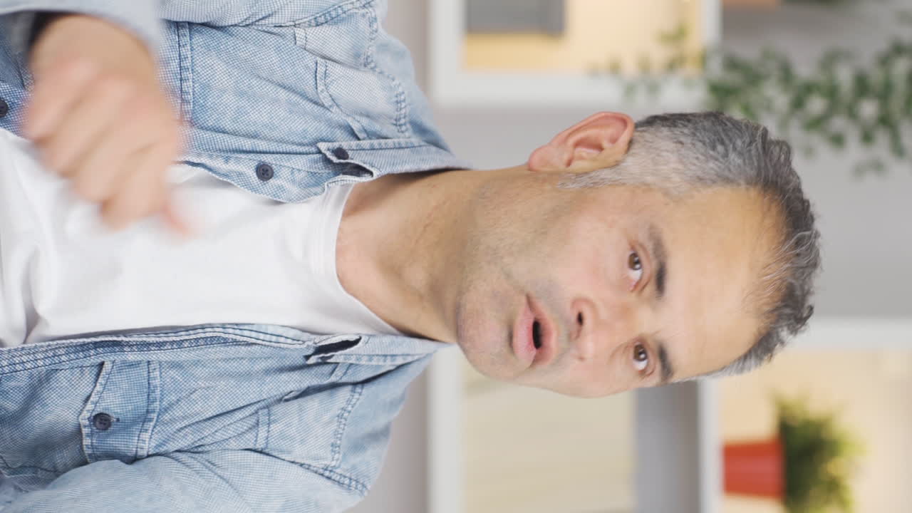 vídeo vertical del hombre que le gustó y aprobó las noticias que oyó.