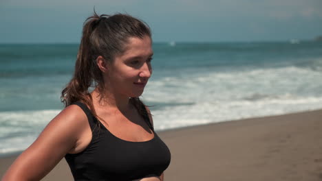 mujer estirándose en la playa