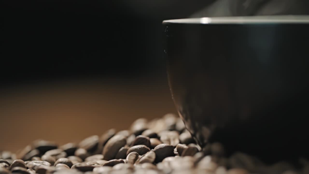 신선한 커피 콩 슬로우 모션으로 둘러싸인 나무 테이블에 커피 한 잔 위에 증기