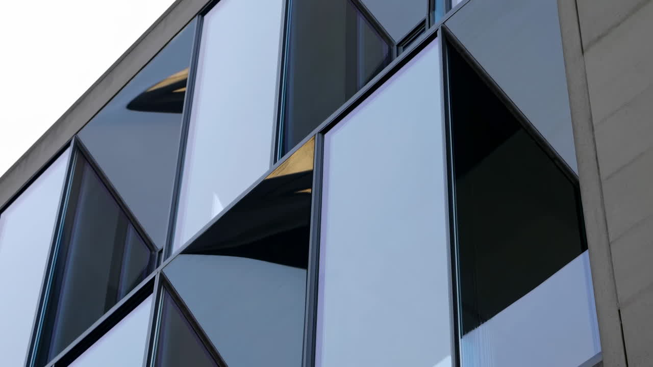 Facciata di edificio moderno con pannelli di vetro geometrici
