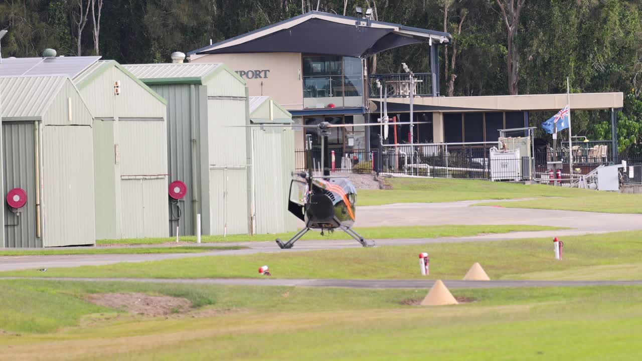 헬리터가 접근하고 작은 공항에 착륙합니다.