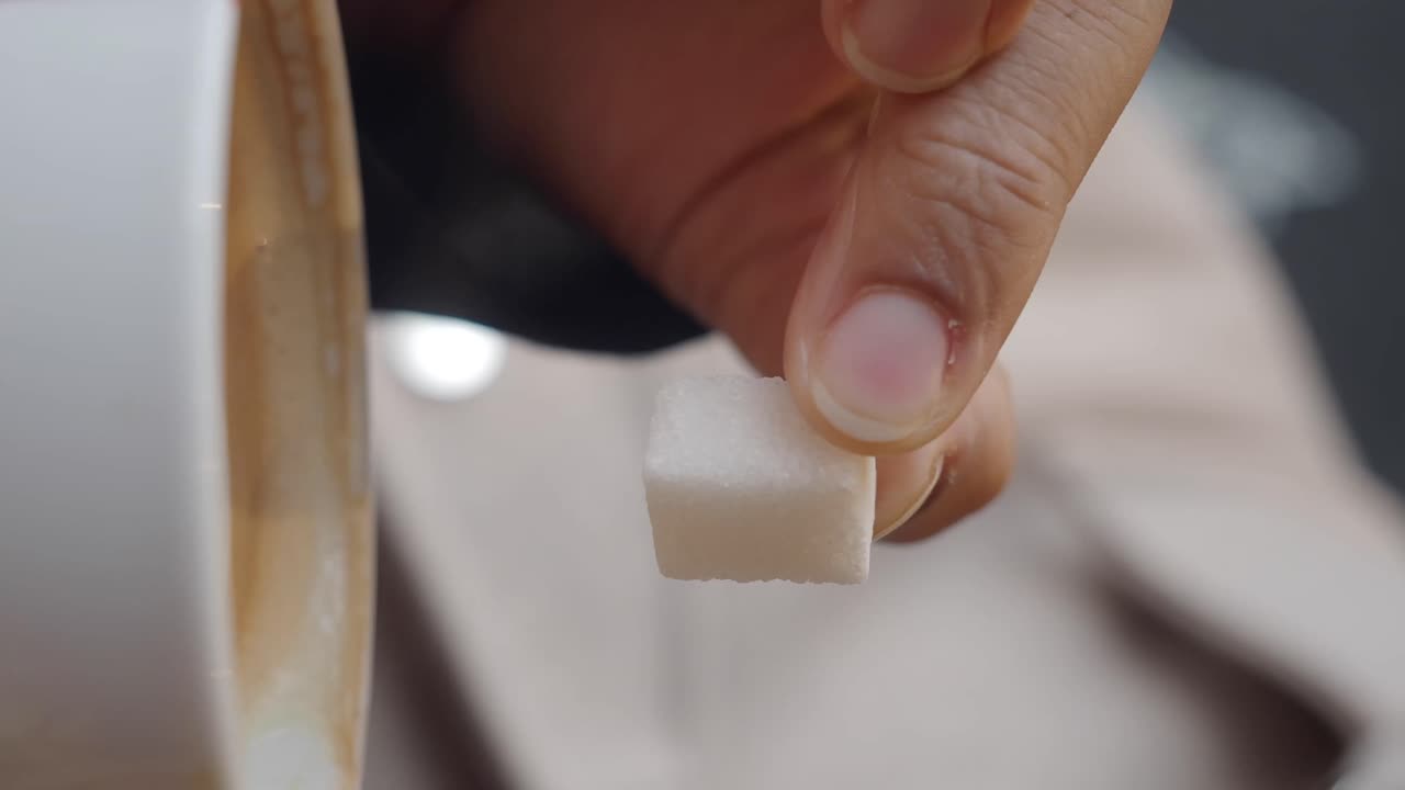 커피에 설탕을 첨가하는 것