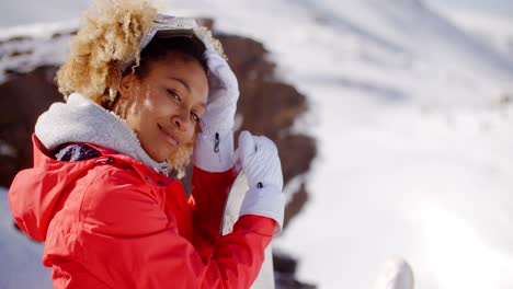 Lächelnde-Frau-Auf-Einer-Skipiste