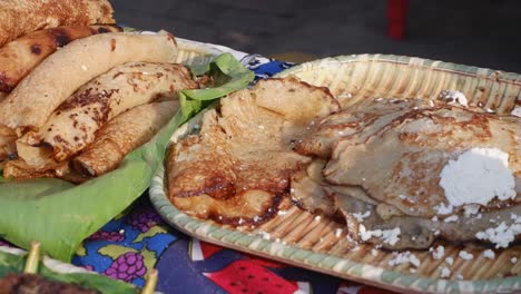 crepes de queso cottage llamados manuelitas en el mercado callejero de nicaragua