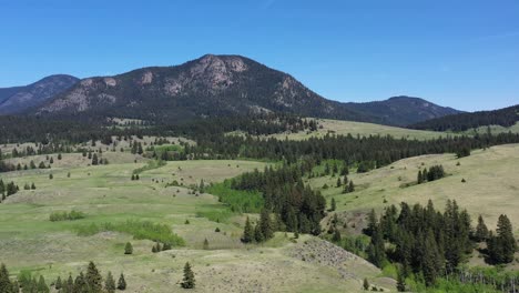 Entfesselte-Gelassenheit:-Erkundung-Der-Unvergesslichen-Landschaft-Aus-Grasland-Und-Bergen-In-Kamloops