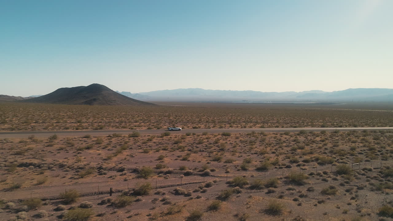 Un drone segue un'auto che sfreccia su una strada nel deserto vicino a Las Vegas