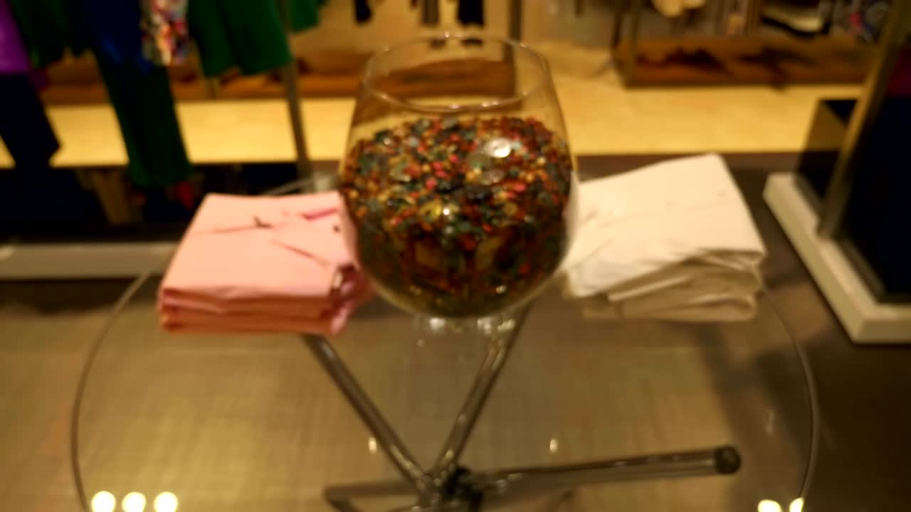 큰 유리 꽃병에, 테이블에 서 있는 큰 버튼 어리