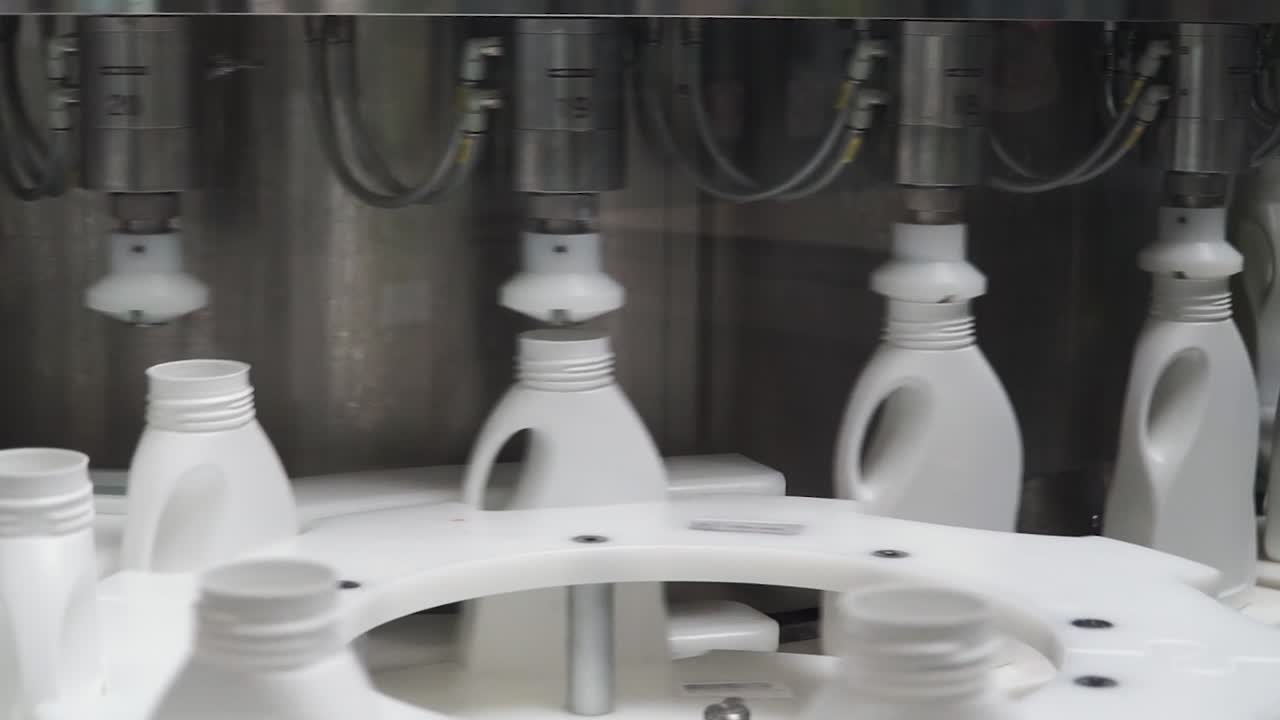 máquina de llenado y tapado de botellas en funcionamiento