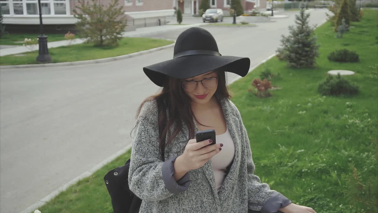 야외에서 전화를 사용하는 여성