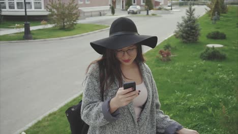 mujer usando el teléfono al aire libre