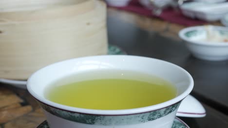 한 잔을 마시는 동안 보기를 닫습니다