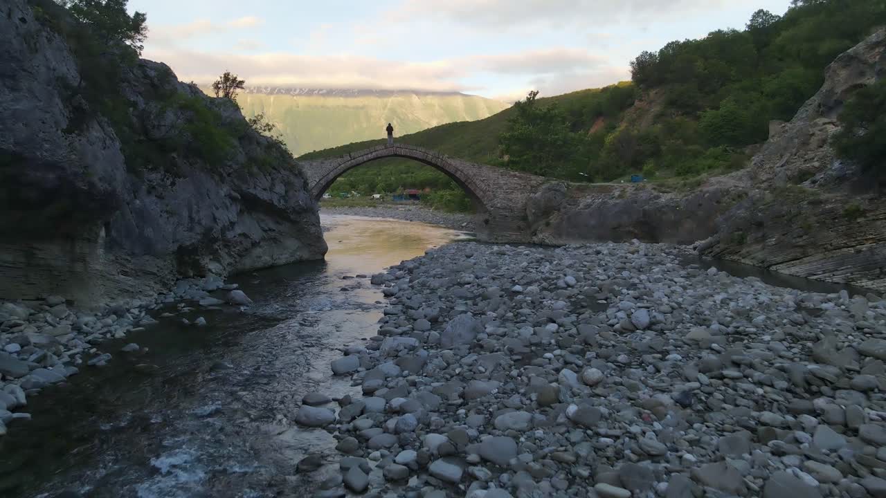 돌 아치 다리 산 배경 permet, 알바니아쪽으로 공중