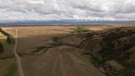 Car-driving-on-desert-road-in-the-mountains-of-southern-New-Zealand