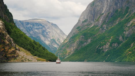 Un-Pequeño-Crucero-Navega-Por-El-Pintoresco-Fiordo-En-Noruega-Viajes-Y-Turismo-En-Escandinavia-4k