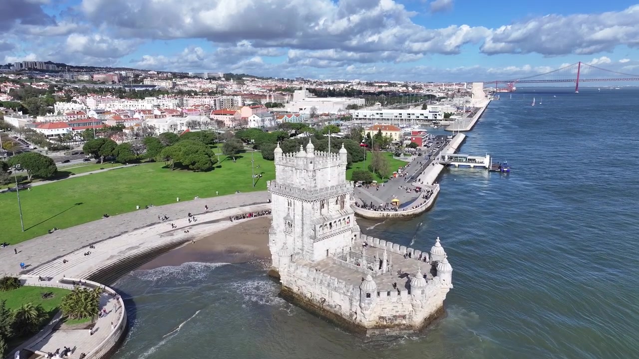 Torre de Belém en Lisboa, Portugal. Castillo costero. Paisaje de fortaleza. Edificio medieval. Hito turístico. Horizonte de Portugal.