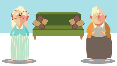 una pareja de abuelas de pie en la sala de estar