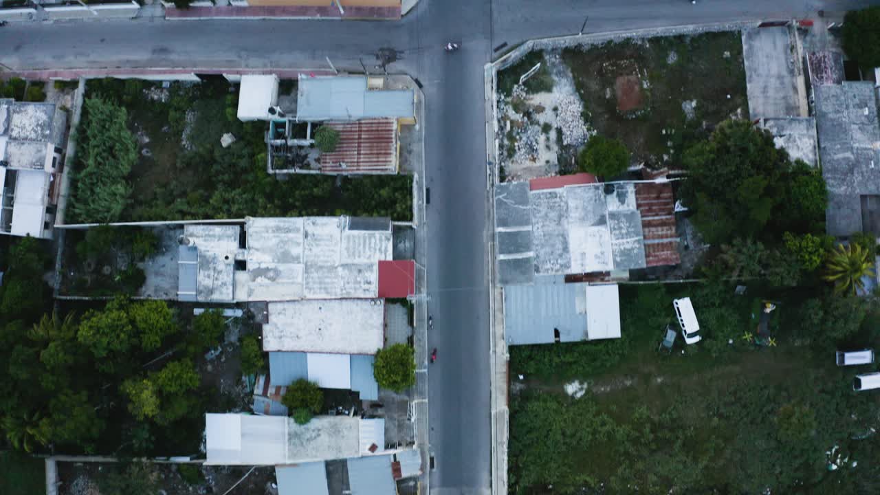 vista aérea de una calle de la ciudad de izamal durante la noche, méxico