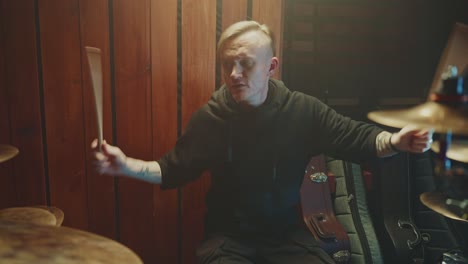 baterista tocando la batería en un estudio de grabación