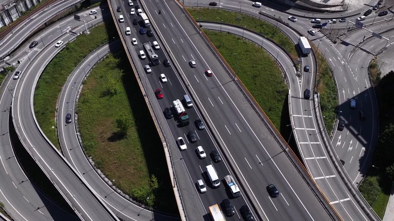 Vista drone di autostrade urbane a più corsie congestionate. Infrastrutture di traffico, sostenibilità e preoccupazioni per il cambiamento climatico