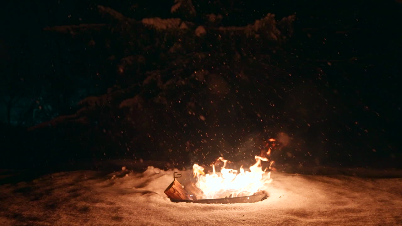 불꽃의 빛과 불꽃에 의해 조명된 어, 눈이 떨어지는