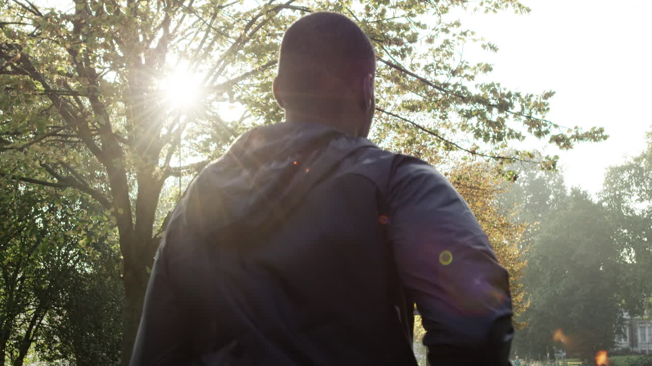 corredor hombre corriendo en el parque haciendo ejercicio al aire libre rastreador de fitness tecnología portátil