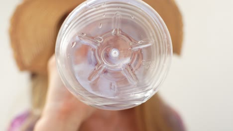 mujer viajera bebiendo agua de botella de plástico en tenerife