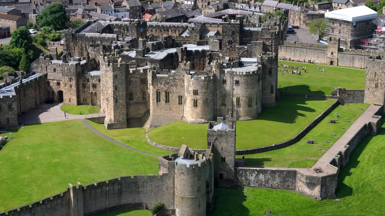 노버랜드에 있는 알누이크 성 (alnwick castle) 의 공중 촬영.
