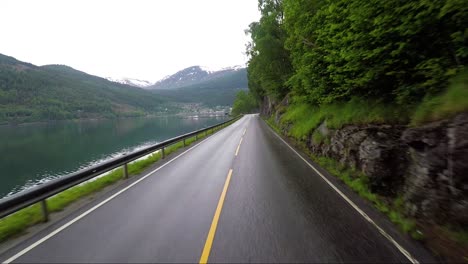 Conducir-Un-Coche-En-Una-Carretera-En-Noruega