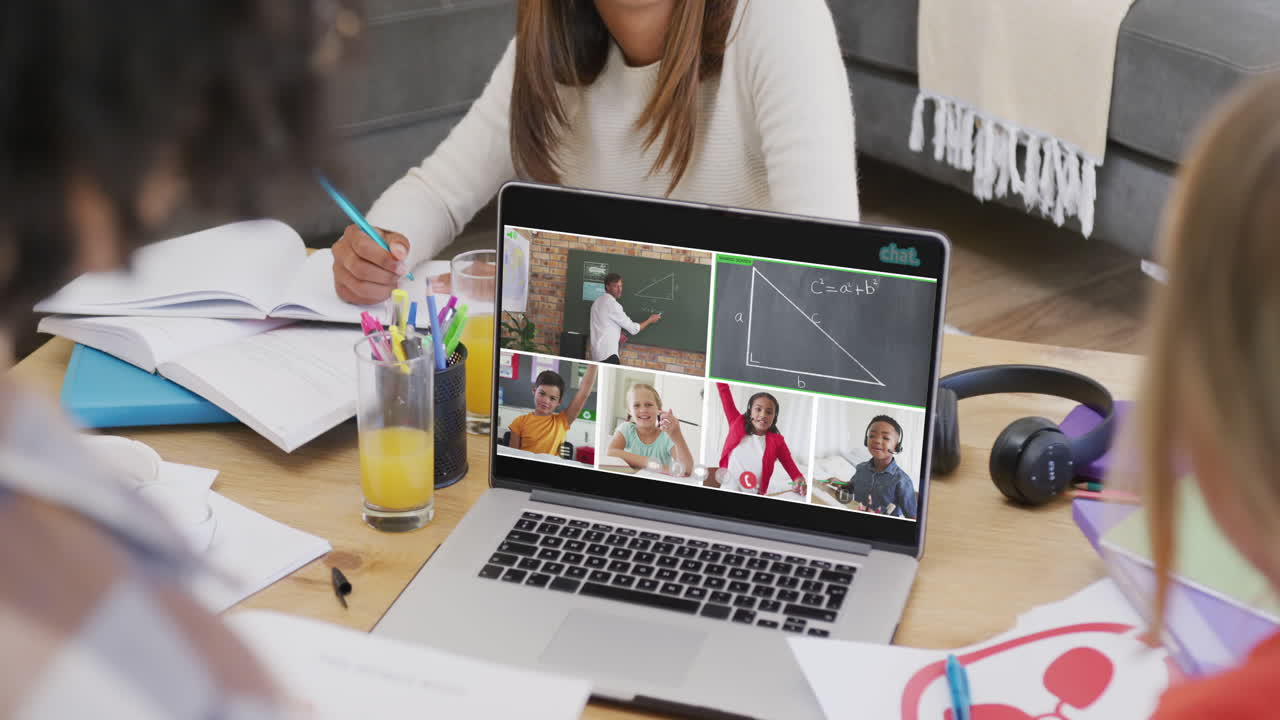 composición de estudiantes diversos en el aprendizaje en línea por computadora portátil con maestros y escolares