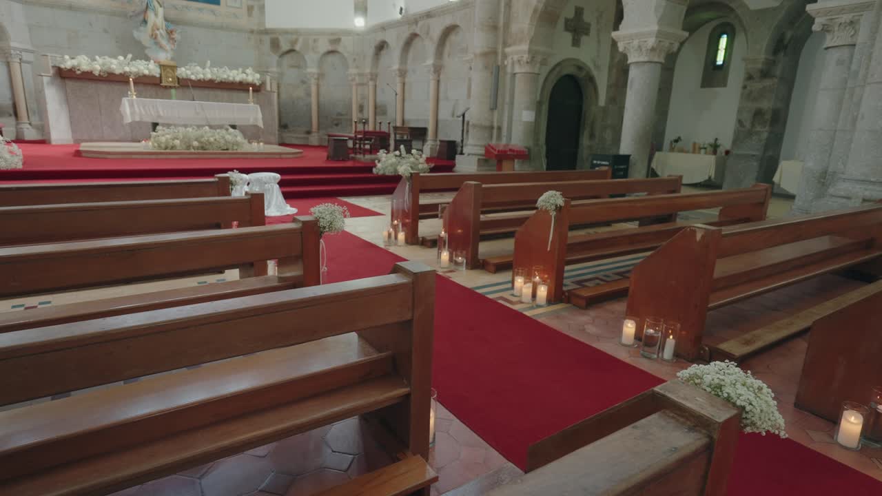 Interno di un santuario cattolico con panche e altare a Santo Tirso