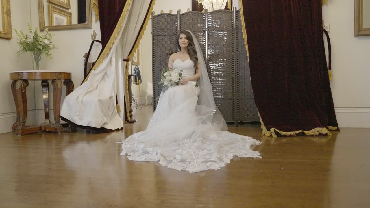 그녀가 기다리는 동안 그녀가 사진을 찍고 앉아있는 신부