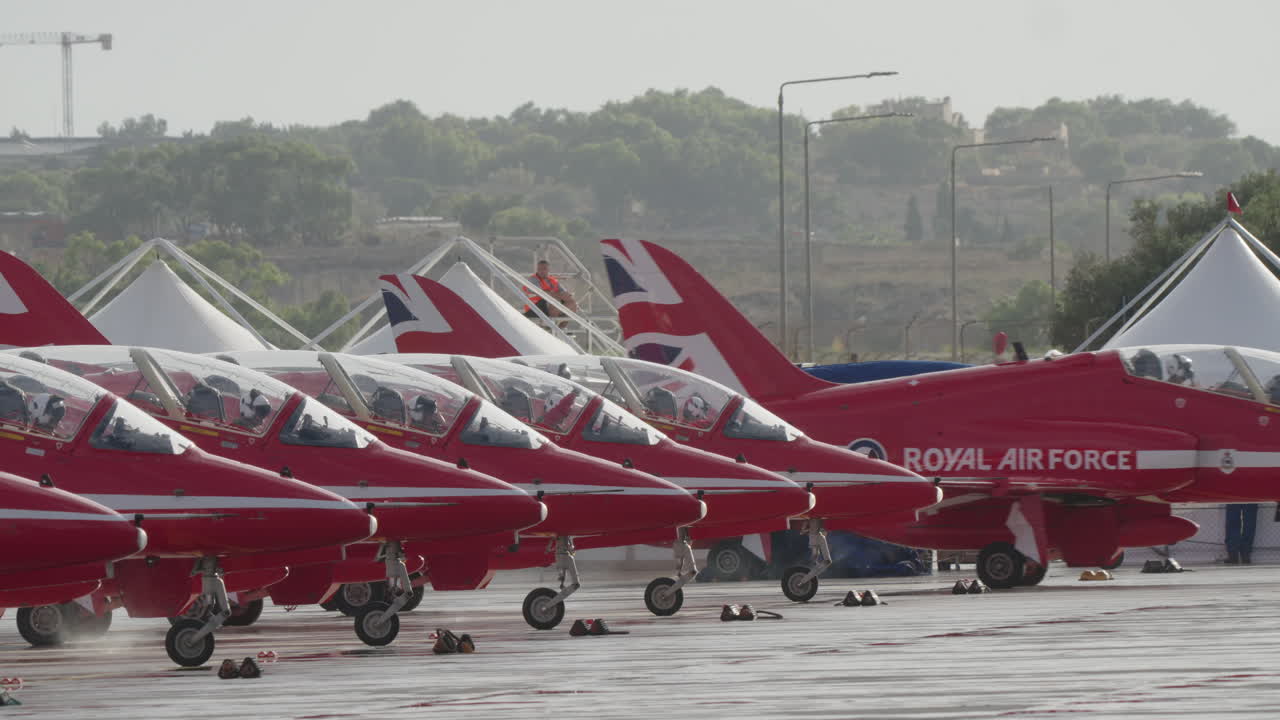 Jets Red Arrows de la Real Fuerza Aérea alineados en la plataforma del aeródromo
