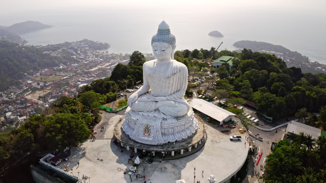 drone elevándose en la gran estatua de buddha, revelando phuket, vista aérea