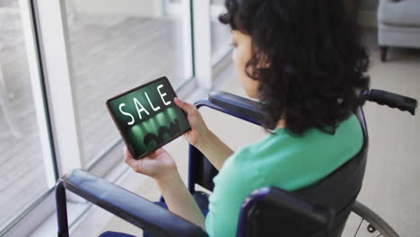 Mujer-Birracial-En-Silla-De-Ruedas-Usando-Tableta,-Compras-En-Línea-Durante-La-Venta,-Cámara-Lenta