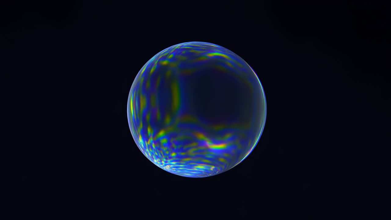 Una singola bolla di sapone centrata su uno sfondo nero profondo, che subisce un cambiamento visibile della superficie mentre bande di interferenza colorate si allargano e si ridistribuiscono attraverso la sfera lucida e traslucida.