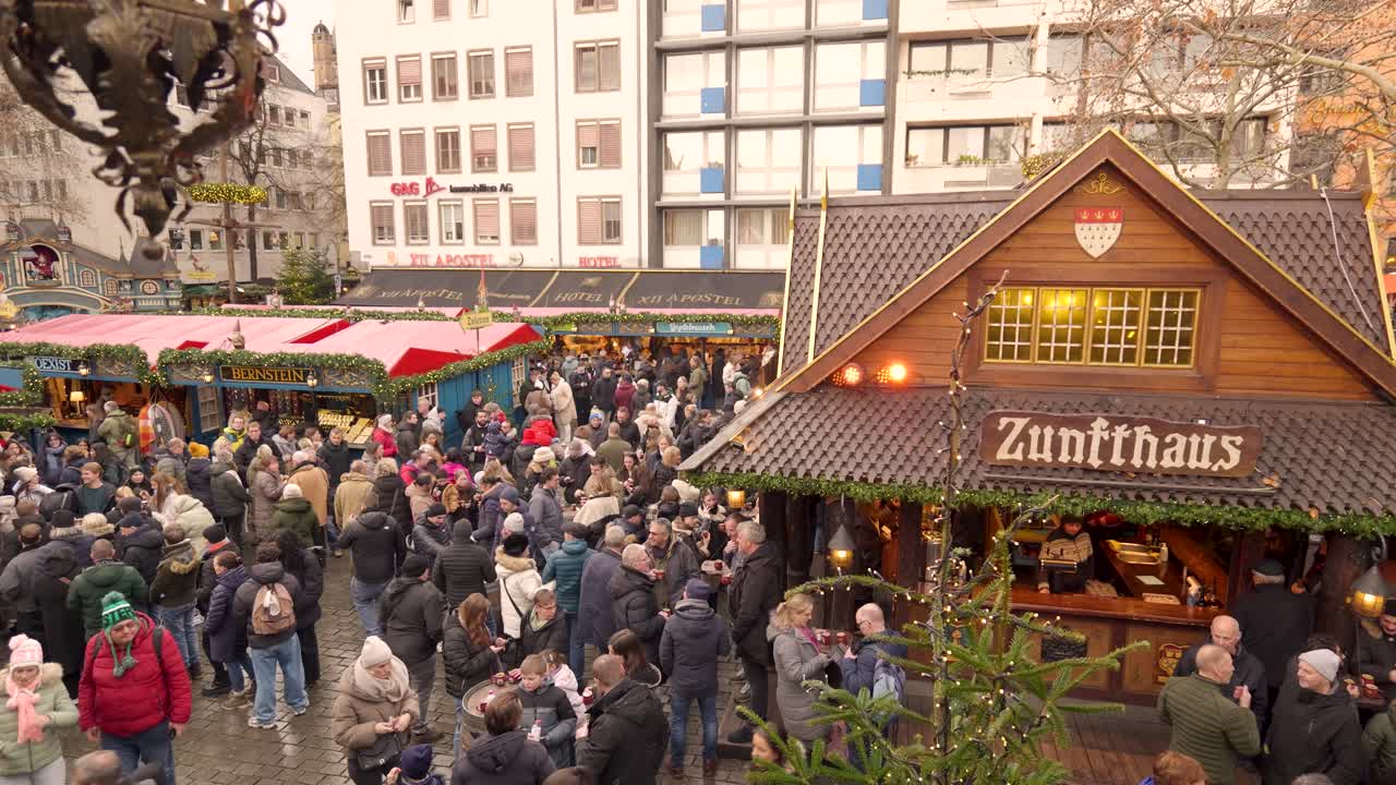 Julmarknad med mycket folk