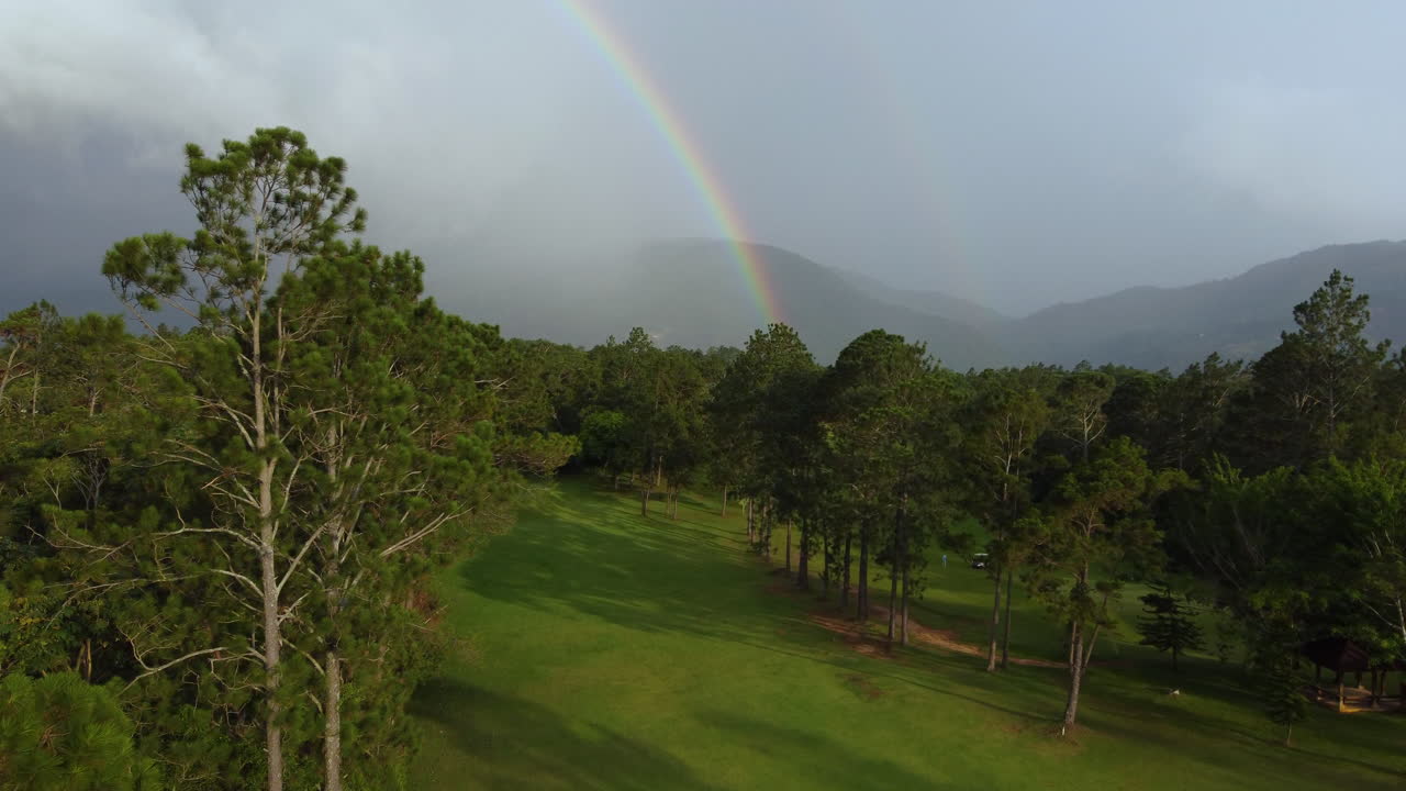 arco iris en la montaña durante un día lluvioso con la luz del sol y un impresionante valle y árboles en el caribe