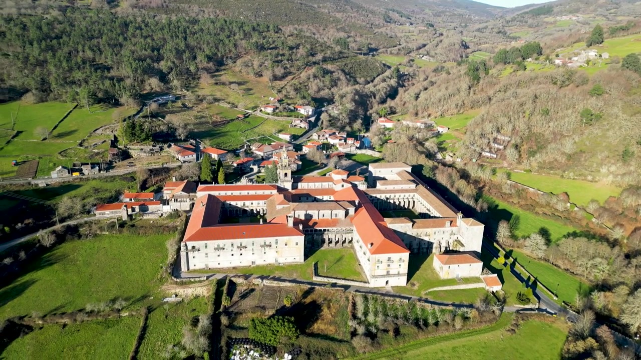 Vista a volo d'uccello che esplora il Monastero di Santa María la Real de Oseira in Galizia, Spagna