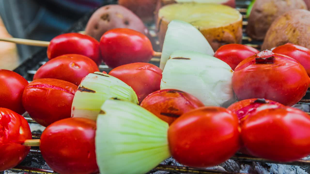 뜨거운 bbq 그릴 에 토마토 양파 와 녹색 칠리 페퍼 를 조리 하는 것 에서 방출 되는 연기 의 영화