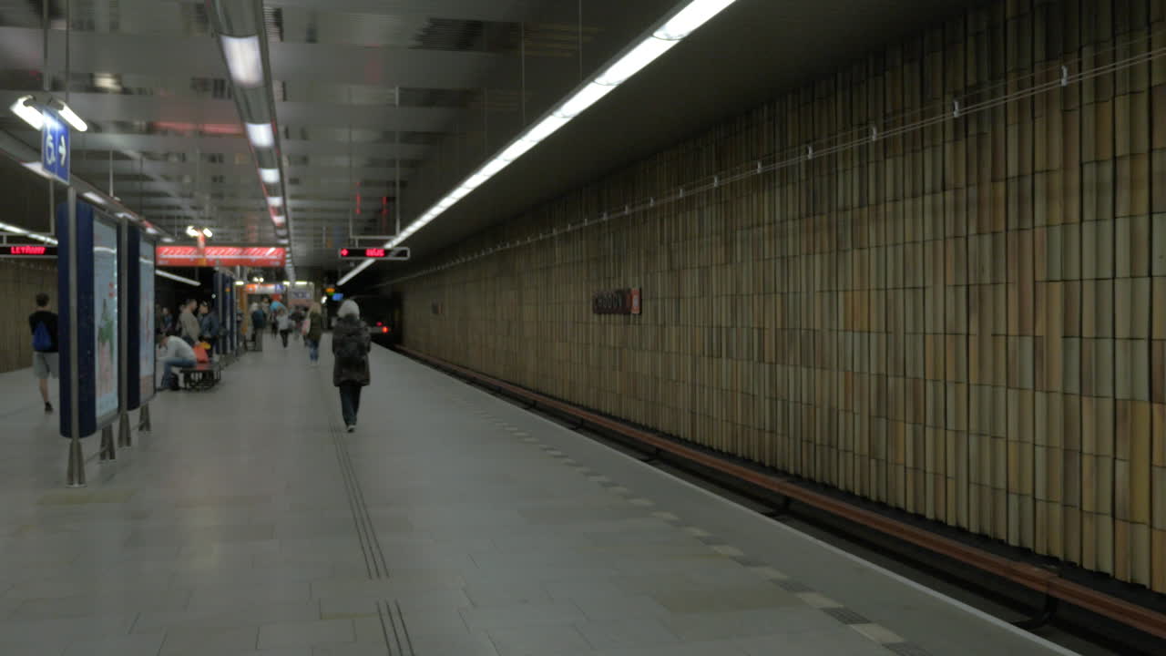 Vista di un treno della metropolitana che si allontana dalla stazione a Praga, Repubblica Ceca