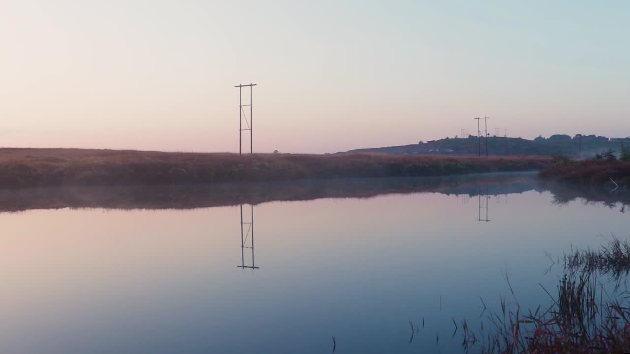 아침에 반사와 일출 극적인 오렌지 하늘과 진정 호수 물